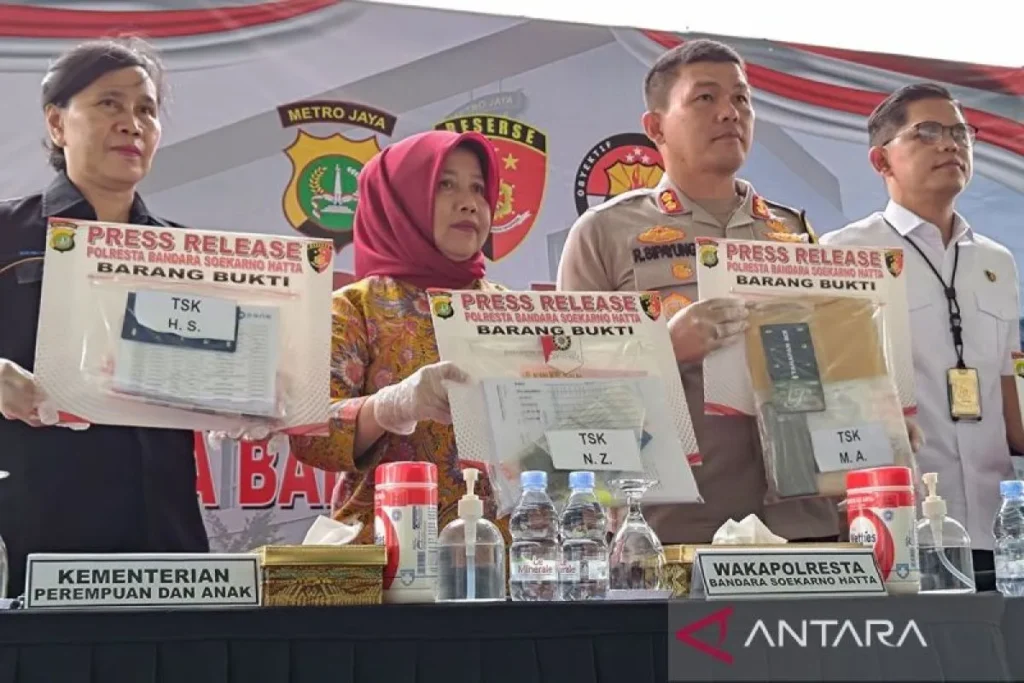 Wakapolresta Bandara Soetta AKBP Ronald F.C Sipayung saat menunjukan sejumlah barang bukti hasil pengungkapan kasus pornografi anak online di Tangerang, Sabtu (24/2/2024). ANTARA/Azmi Samsul Maarif/am.