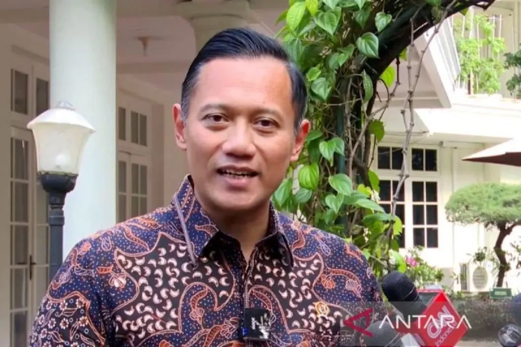 Tangkapan layar - Menteri ATR/BPN Agus Harimurti Yudhoyono (AHY) ketika menyampaikan keterangan kepada wartawan di kediaman resmi Wakil Presiden RI Ma'ruf Amin di Jakarta, Sabtu (24/2/2024). ANTARA/Yashinta Difa/aa.