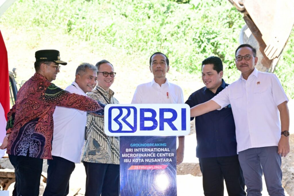 Presiden Jokowi melakukan groundbreaking pembangunan Gedung BRI Internasional Microfinance Center di Kawasan Ibu Kota Nusantara (IKN), Penajam Paser Utara, Kalimantan Timur, Kamis (29/02/2024). (Foto: BPMI Setpres)