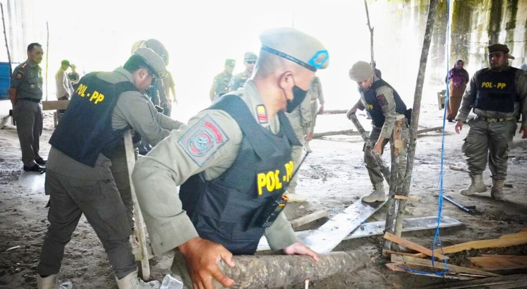 Satpol PP PPU Tertibkan Arena Perjudian di Kelurahan Nenang media satu kaltim
