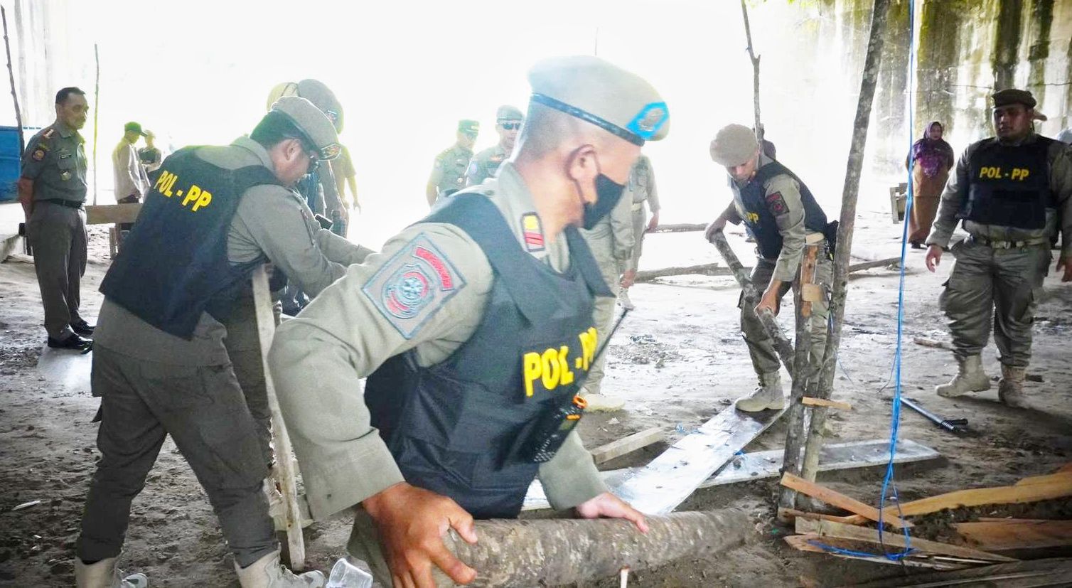 Satpol PP PPU Tertibkan Arena Perjudian di Kelurahan Nenang media satu kaltim