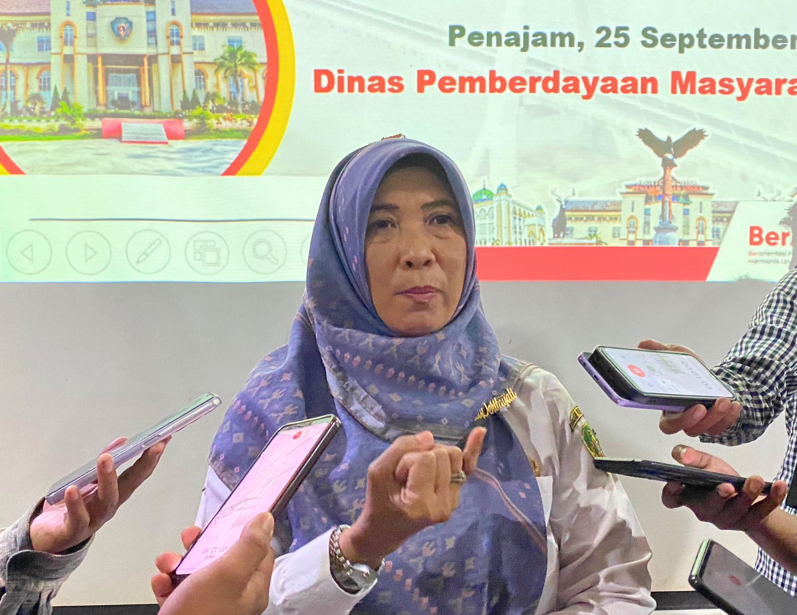Kepala Dinas Pemberdayaan Masyarakat dan Desa (DPMD) PPU, Tita Deritayati, saat diwawancara awak media terkait kendala pencairan ADD.