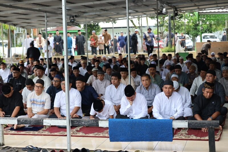 Sekda Rayakan Idulfitri di Masjid Jami Adji Amir Hasanoeddin
