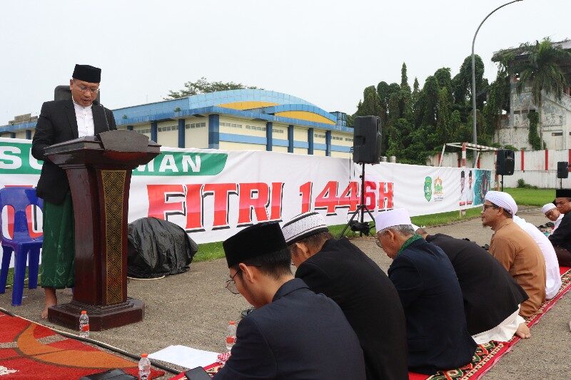 Ribuan Warga Tenggarong Rayakan Shalat Ied di Stadion Rondong Demang
