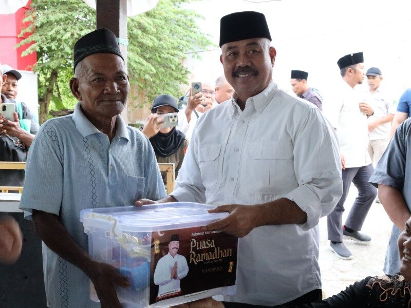 Bupati Edi Damansyah Serahkan Bantuan Ramadhan di Masjid Nurul Iman Perjiwa Tenggarong Seberang