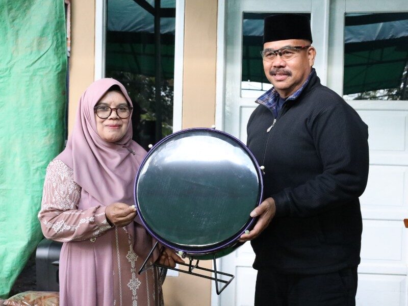 Majelis Taklim Mangkurawang Terima Rebana/Hadrah