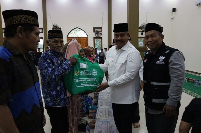 Bupati Kunjungi Masjid At-Taqwa di Manunggal Daya dan Serahkan Bantuan Ramadan
