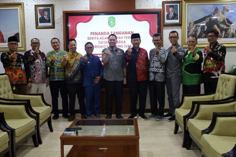 Sekda Saksikan Penandatanganan BAST Data Keluarga Beresiko Stunting Dari BKKBN Kaltim di Tenggarong Seberang
