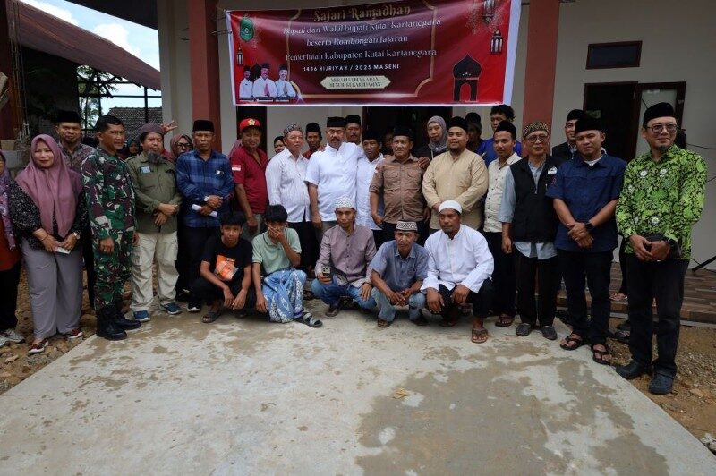 Bupati Edi Damansyah Serahkan Bantuan di Langgar Nurul Iman Desa Loa Sumber