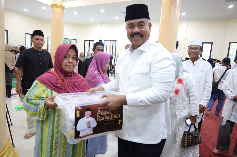 Bupati Resmikan Masjid Nurul Iman di Muara Kaman Ulu Sambil Buka Puasa Bersama Warga