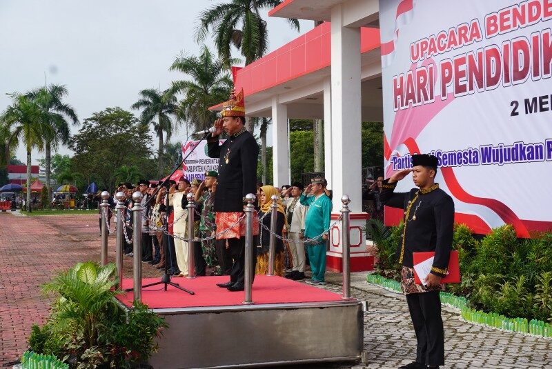 Sekda Sunggono Pimpin Upacara Hari Pendidikan Nasional di Tenggarong